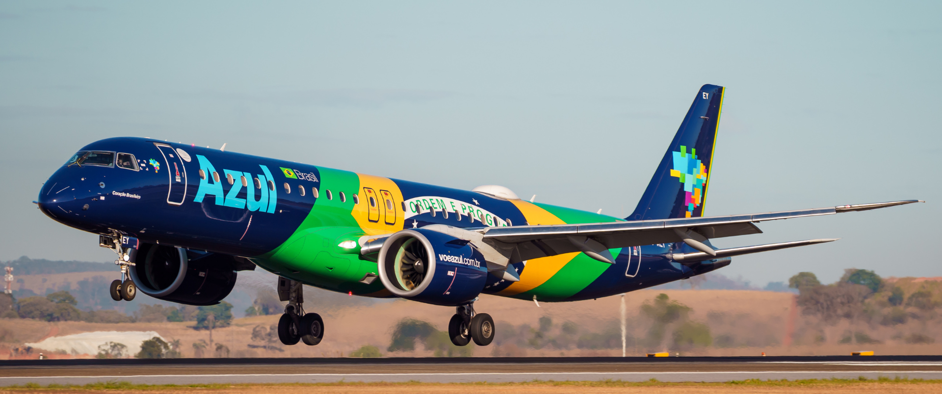 Azul sobrevoa praias do Rio com avião temático da Copa - Imagem do artigo