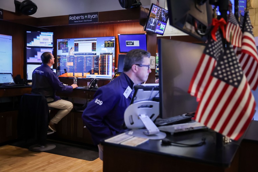 Bolsas de Nova York avançam com apostas em corte de juros e Nasdaq renova máxima histórica - Imagem do artigo original