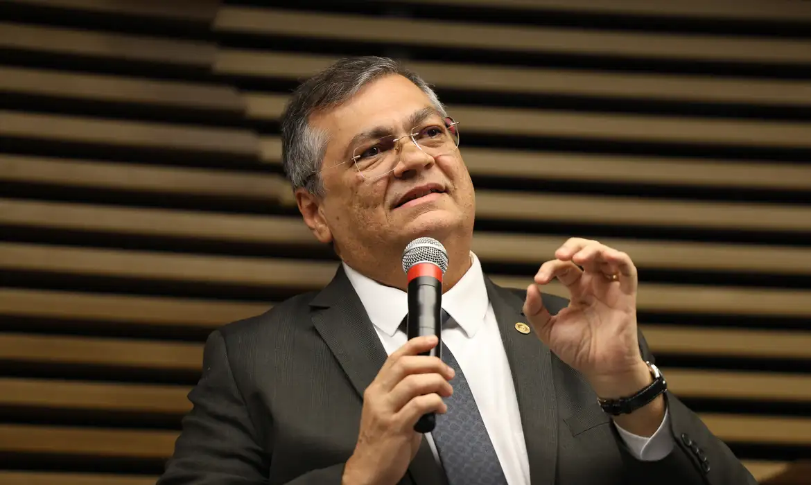Dino descarta ligação entre recuo das ações de bancos e veto a leis estrangeiras - Imagem do artigo original