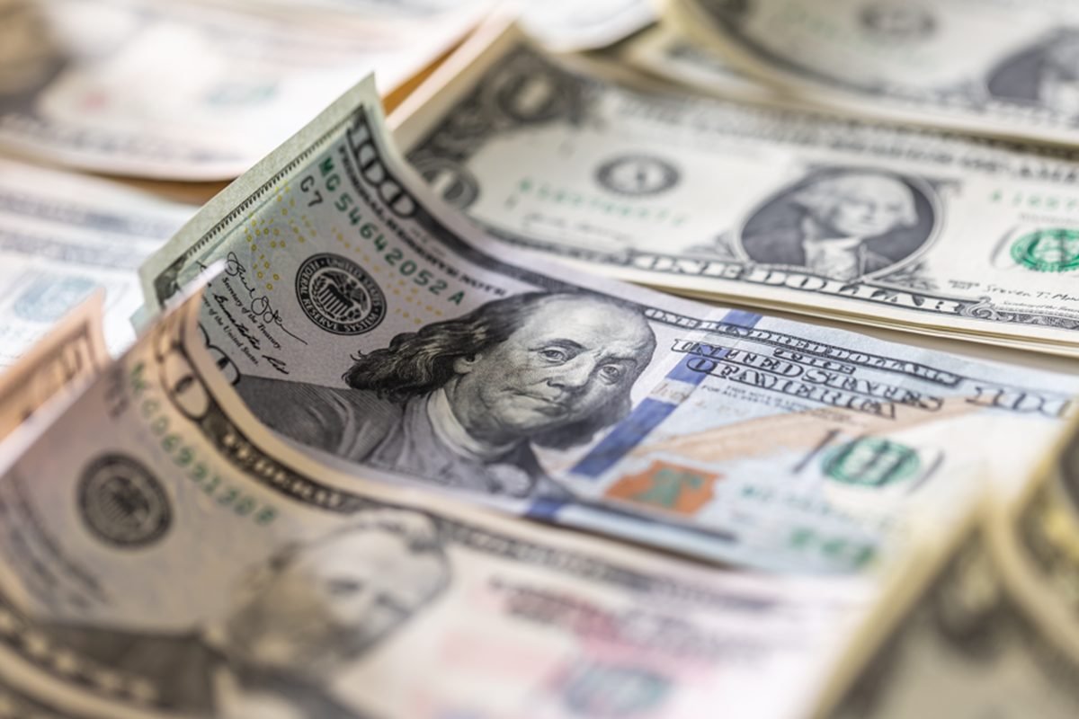 Dólar avança 0,11% após pesquisa eleitoral e notícia sobre cartão de Moraes - Imagem do artigo original