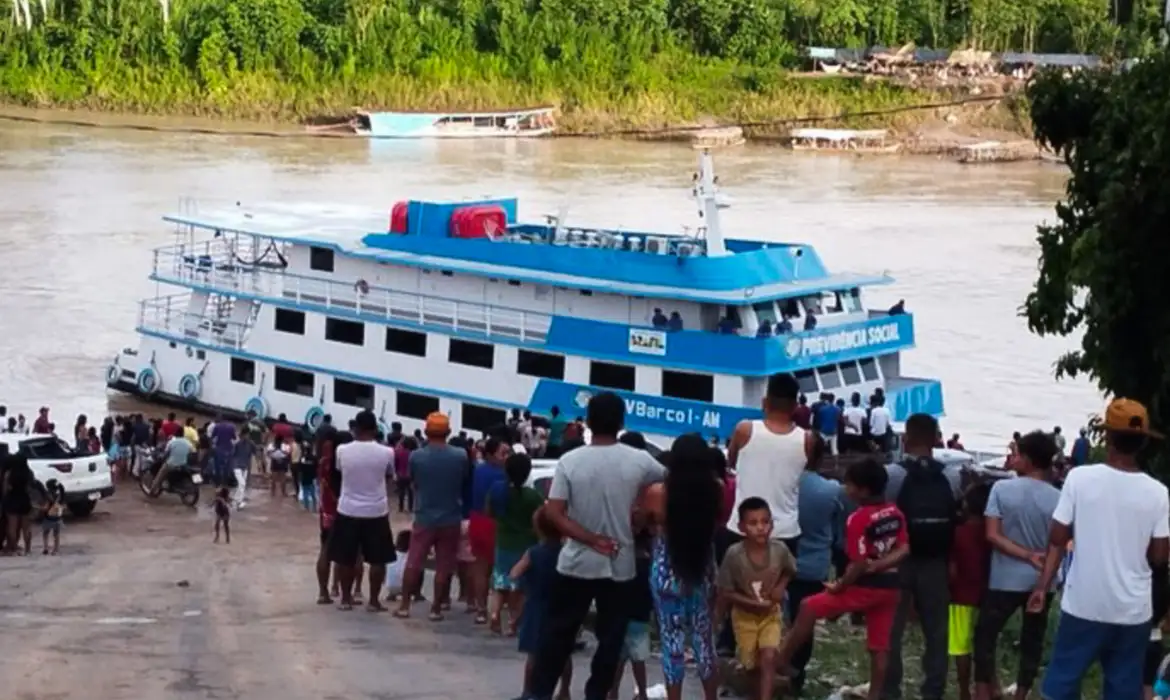 Barcos do INSS levam orientação sobre descontos indevidos a aposentados da Amazônia - Imagem do artigo original