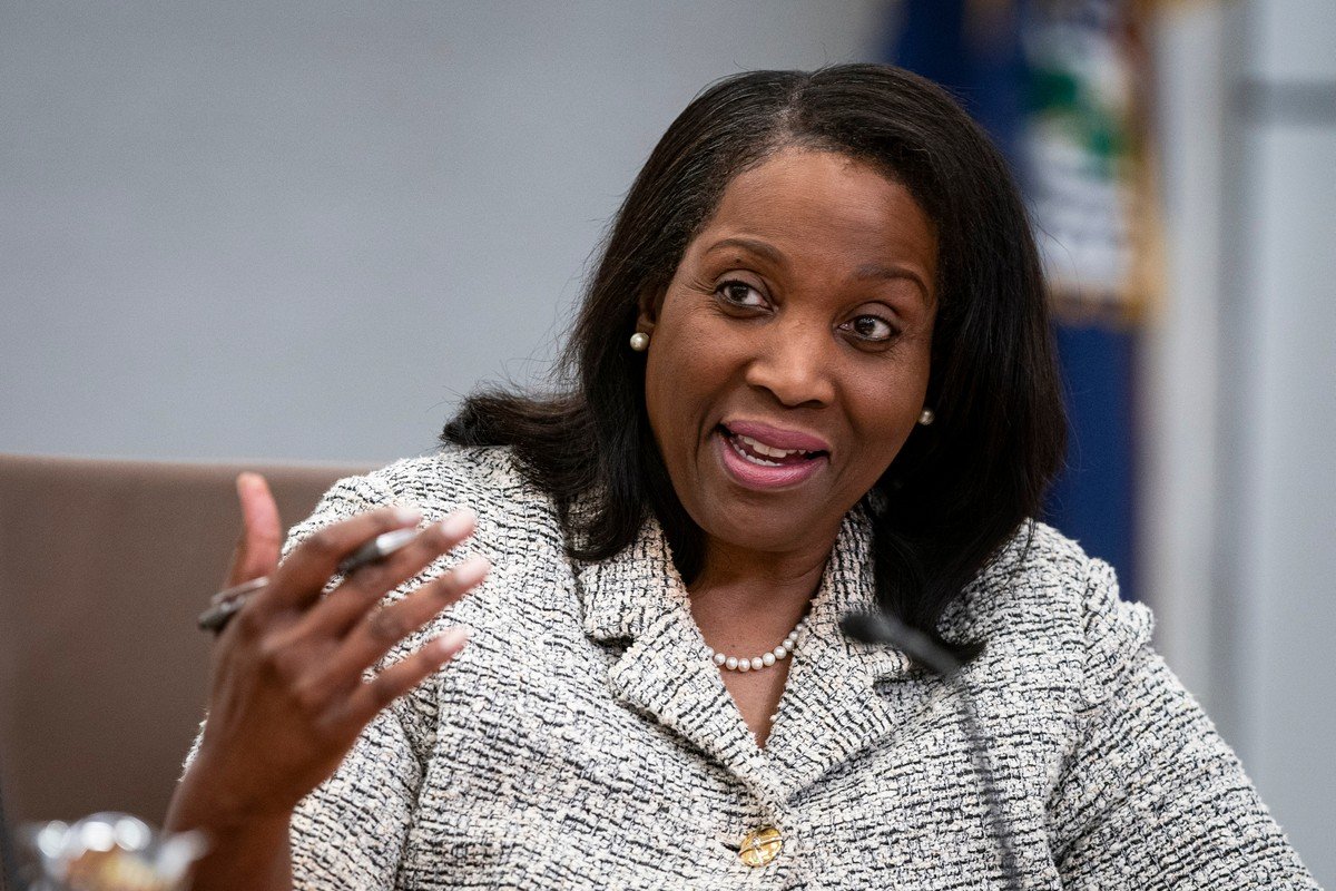 Lisa Cook reafirma permanência no Fed após anúncio de demissão por Trump - Imagem do artigo original