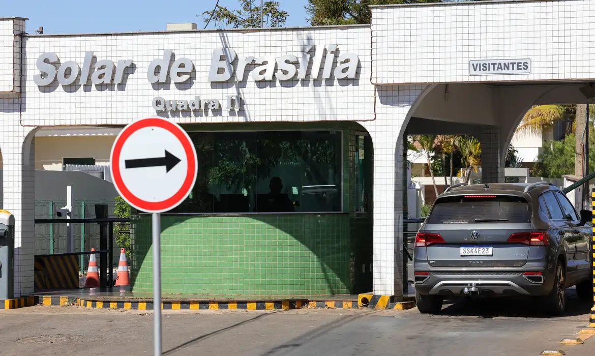 Moraes manda reforçar vigilância na residência de Jair Bolsonaro - Imagem do artigo original