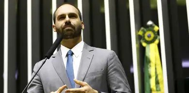 Eduardo Bolsonaro nos EUA para escapar da lei, diz Moraes - Imagem do artigo original