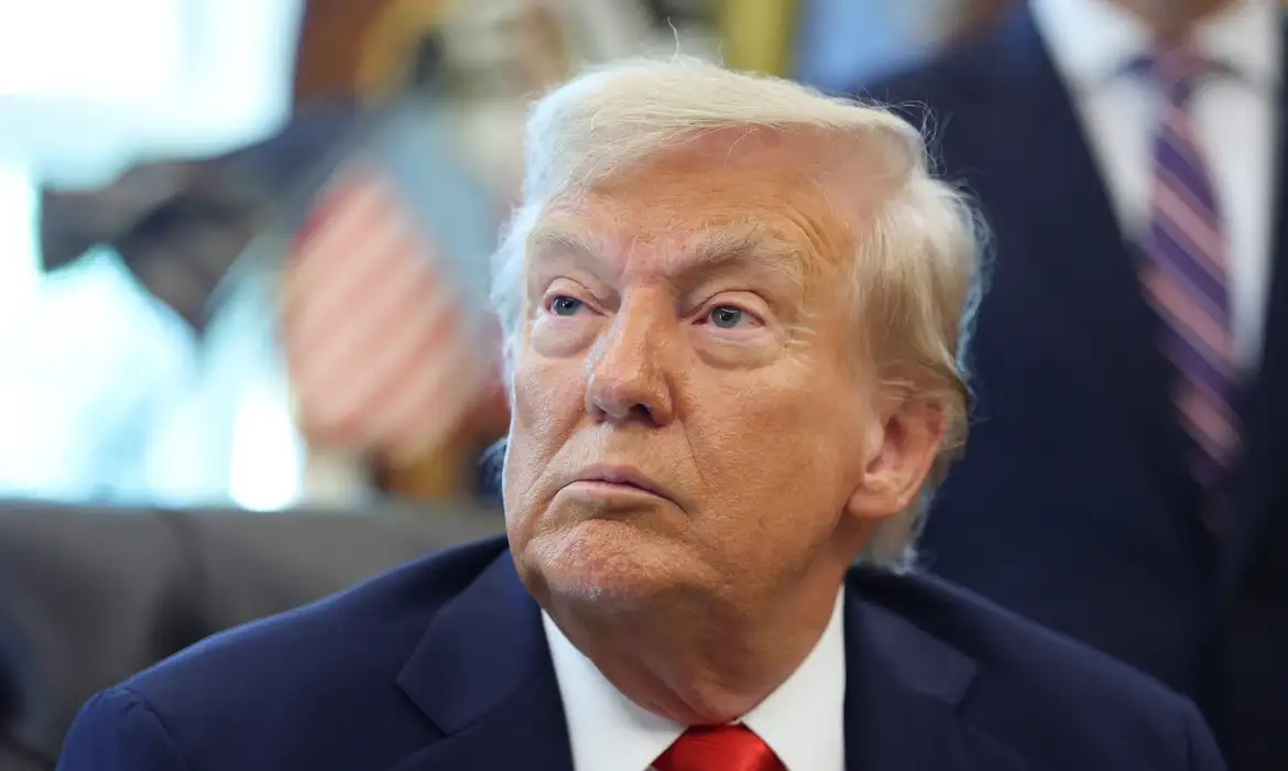 Trump diz que Forças Armadas dos EUA afundaram barco com drogas que saiu da Venezuela - Imagem do artigo original
