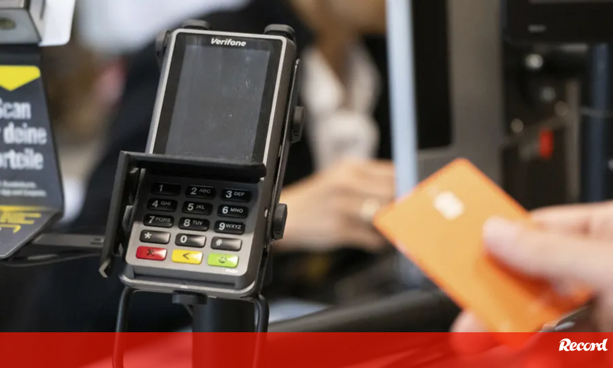 Franceses organizam boicote a cartões de crédito a partir de 10 de setembro - Imagem do artigo original