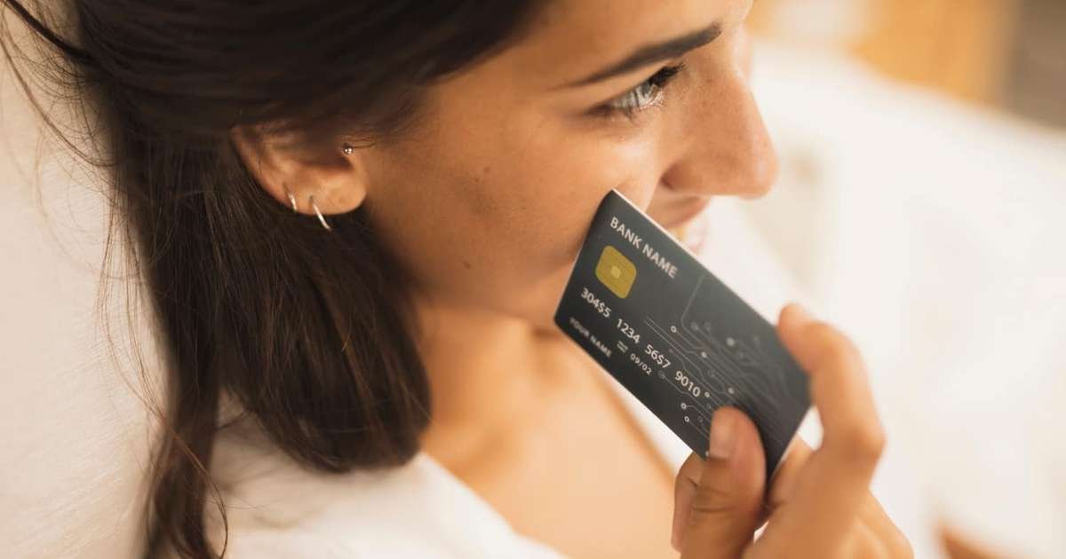 Especialistas recomendam limitar cartão de crédito a 30% da renda para evitar endividamento - Imagem do artigo original