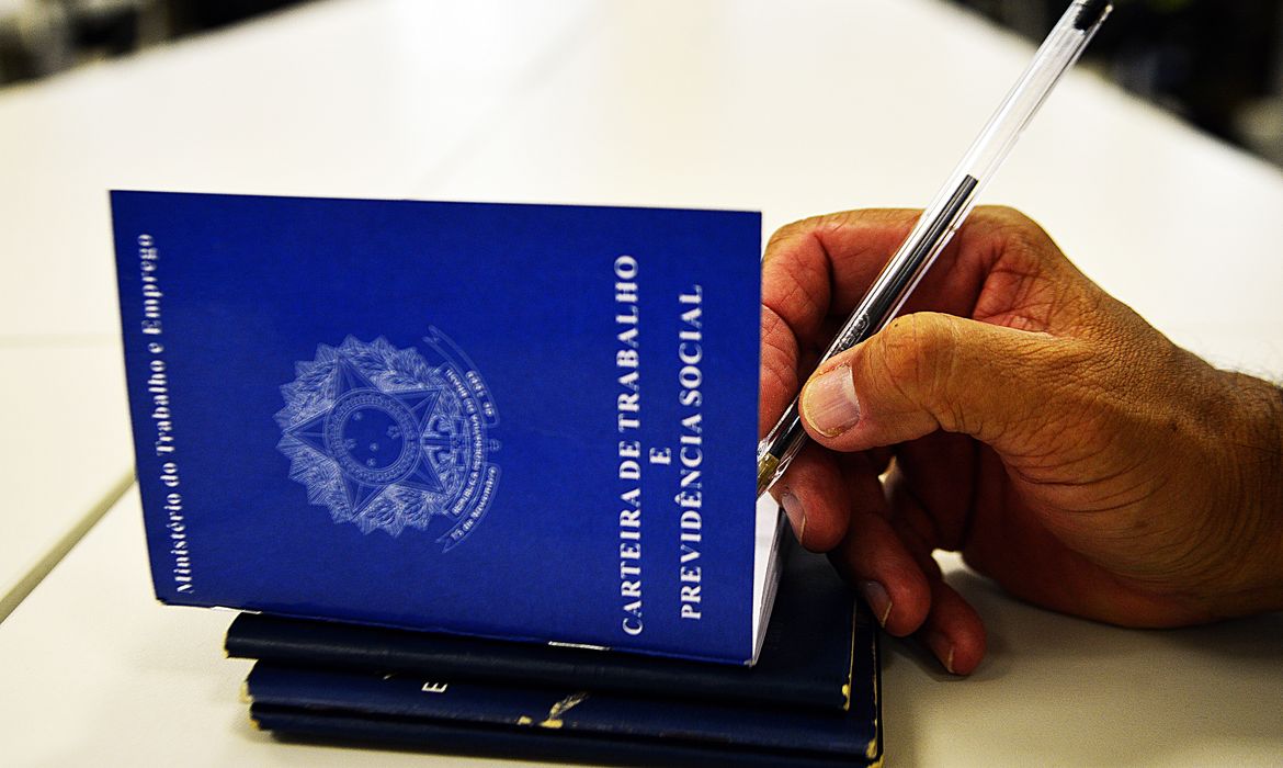 Desemprego cai para 5,6% e atinge menor nível desde 2012, informa IBGE - Imagem do artigo original