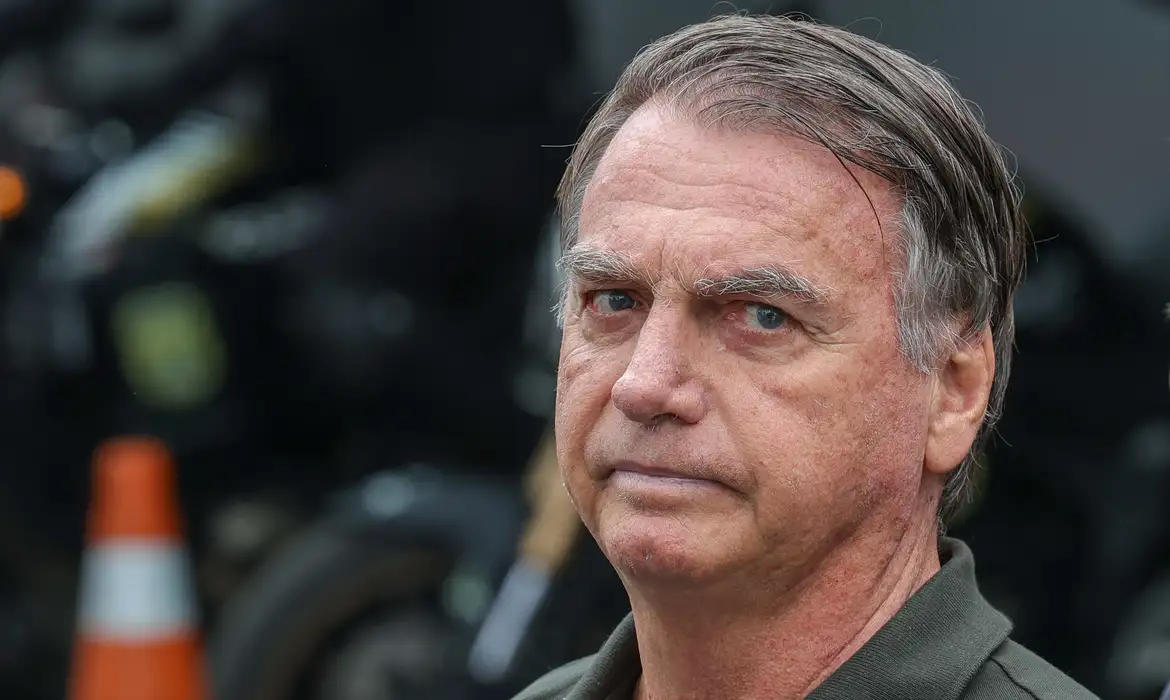 Jair Bolsonaro passa a noite internado após sentir tontura - Imagem do artigo original