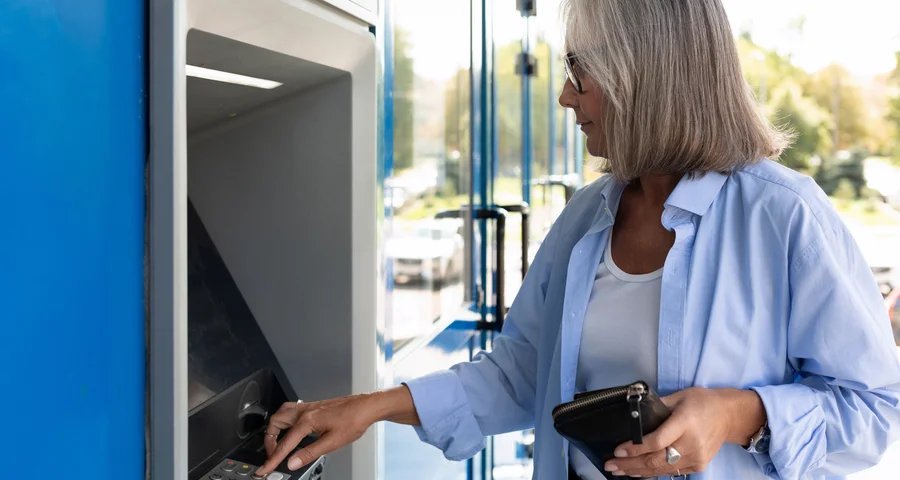 Sacar dinheiro no exterior: cuidados para fugir de taxas - Imagem do artigo