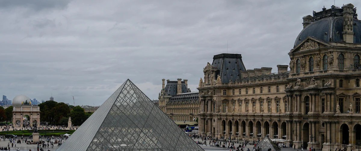 Roubo de joias no Louvre obriga fechamento do museu - Imagem do artigo