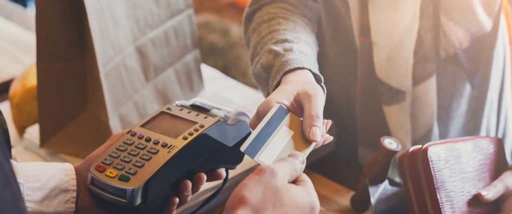 Cartão bancário: especialistas alertam para gastos maiores - Imagem do artigo
