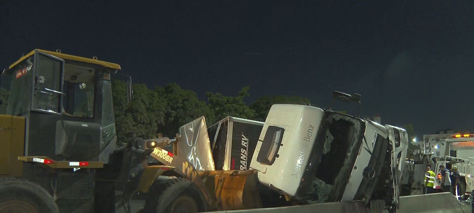 Carreta tomba na Avenida Brasil e interdita faixa central - Imagem do artigo