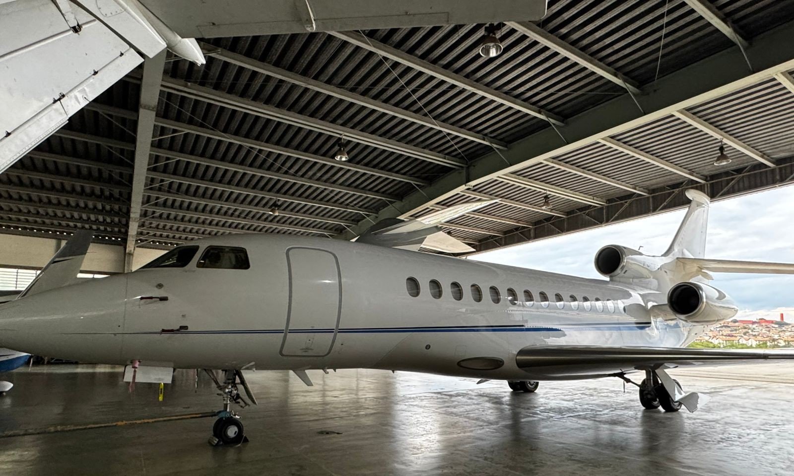 Falcon 7X: luxo e 11 mil km sem escala com cama a bordo - Imagem do artigo