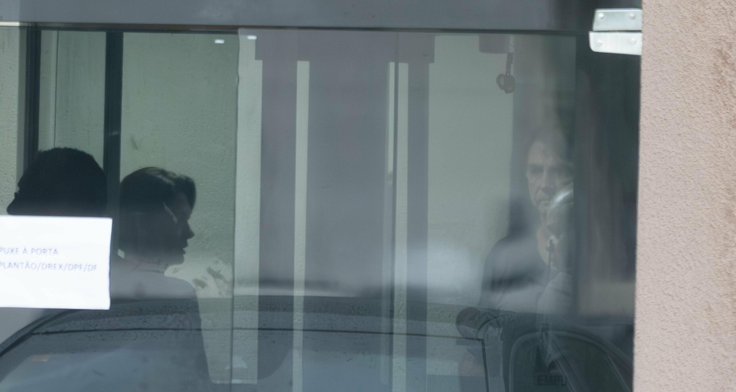 Bolsonaro preso leva Michelle à porta da PF em Brasília - Imagem do artigo