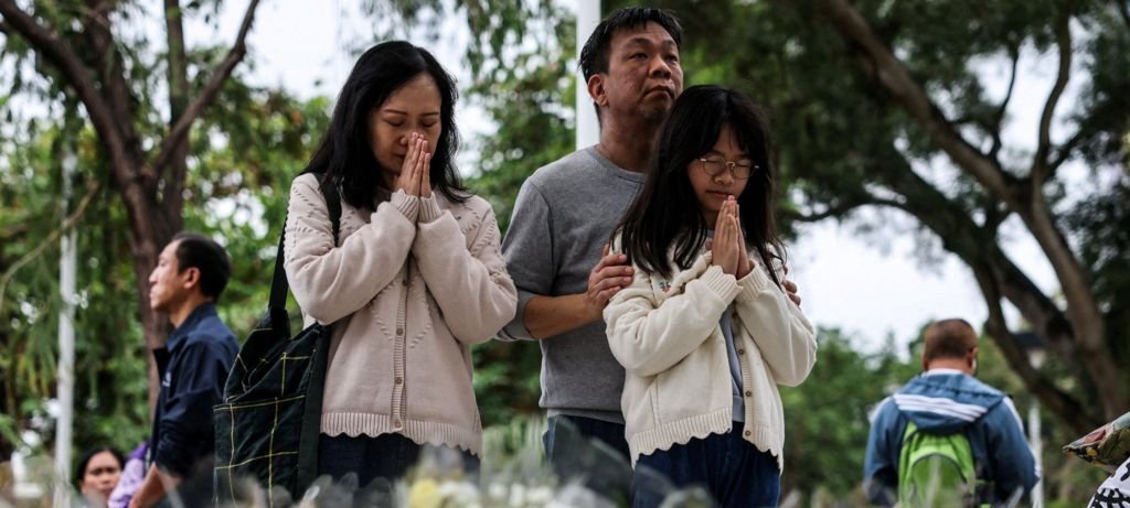 Incêndio em Hong Kong deixa 146 mortos; buscas continuam - Imagem do artigo