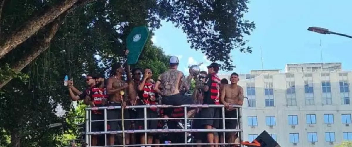 Taça do tetra da Libertadores do Flamengo quebra na festa - Imagem do artigo
