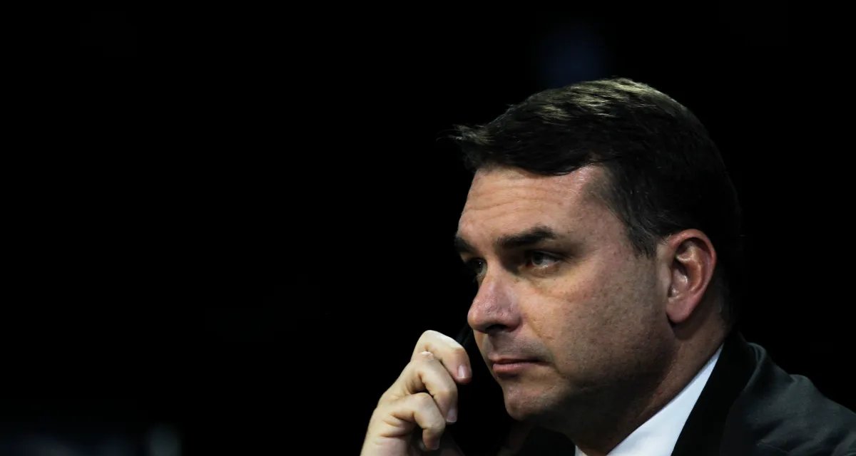 Mercado financeiro cai após pré-candidatura de Flávio Bolsonaro - Imagem do artigo