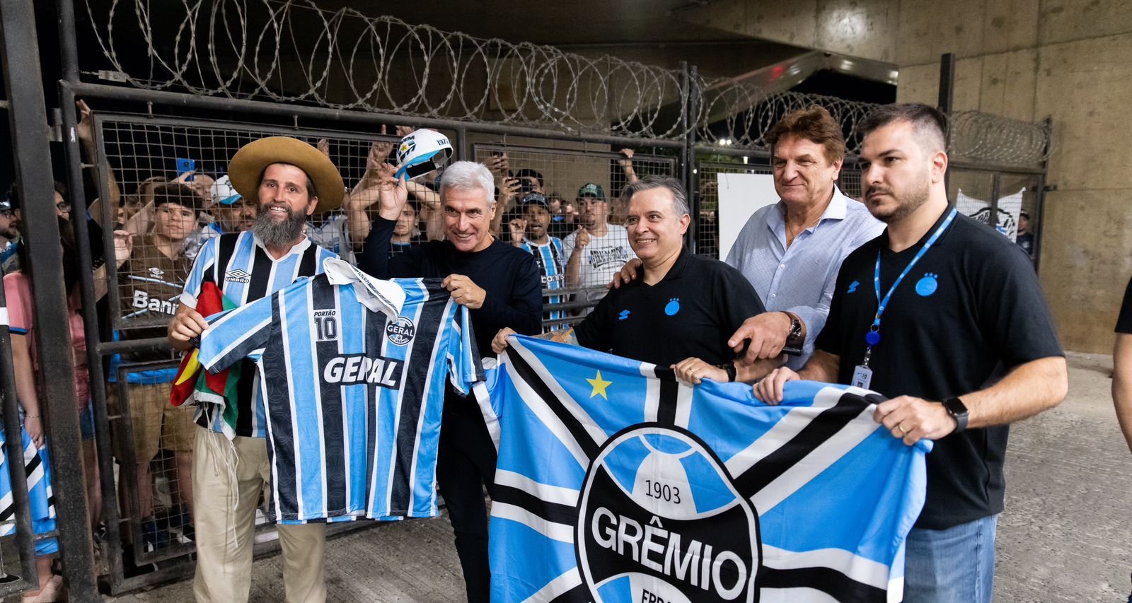 Luís Castro chega ao Brasil e é festejado pela torcida do Grêmio - Imagem do artigo