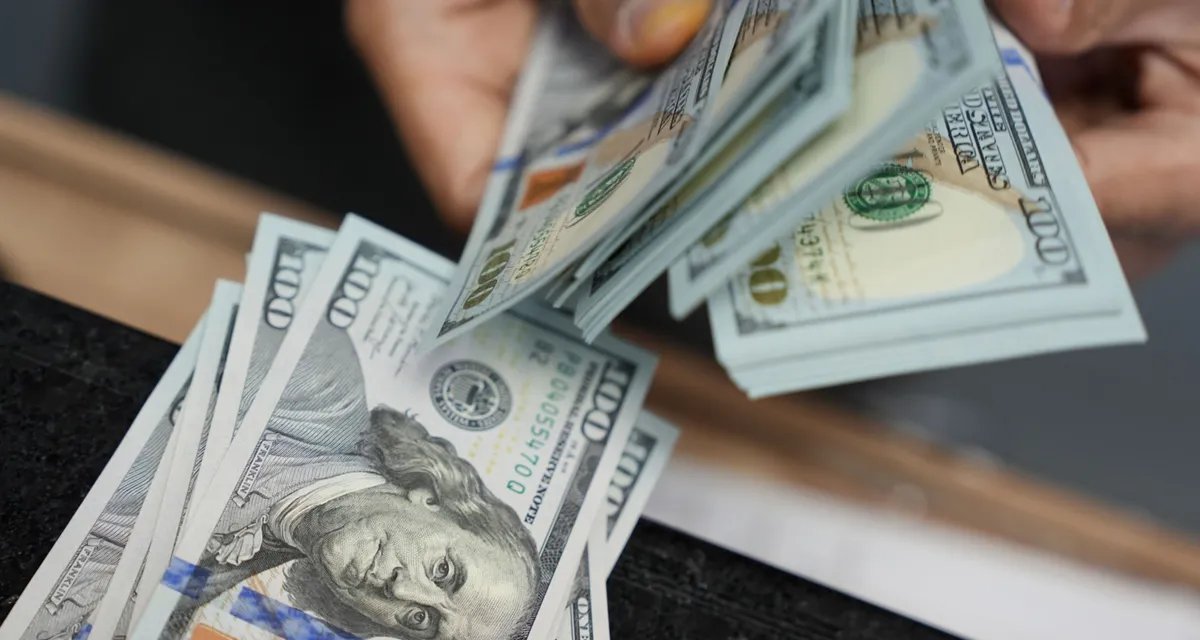 Dólar despenca a R$ 5,48 na formação da Ptax - Imagem do artigo