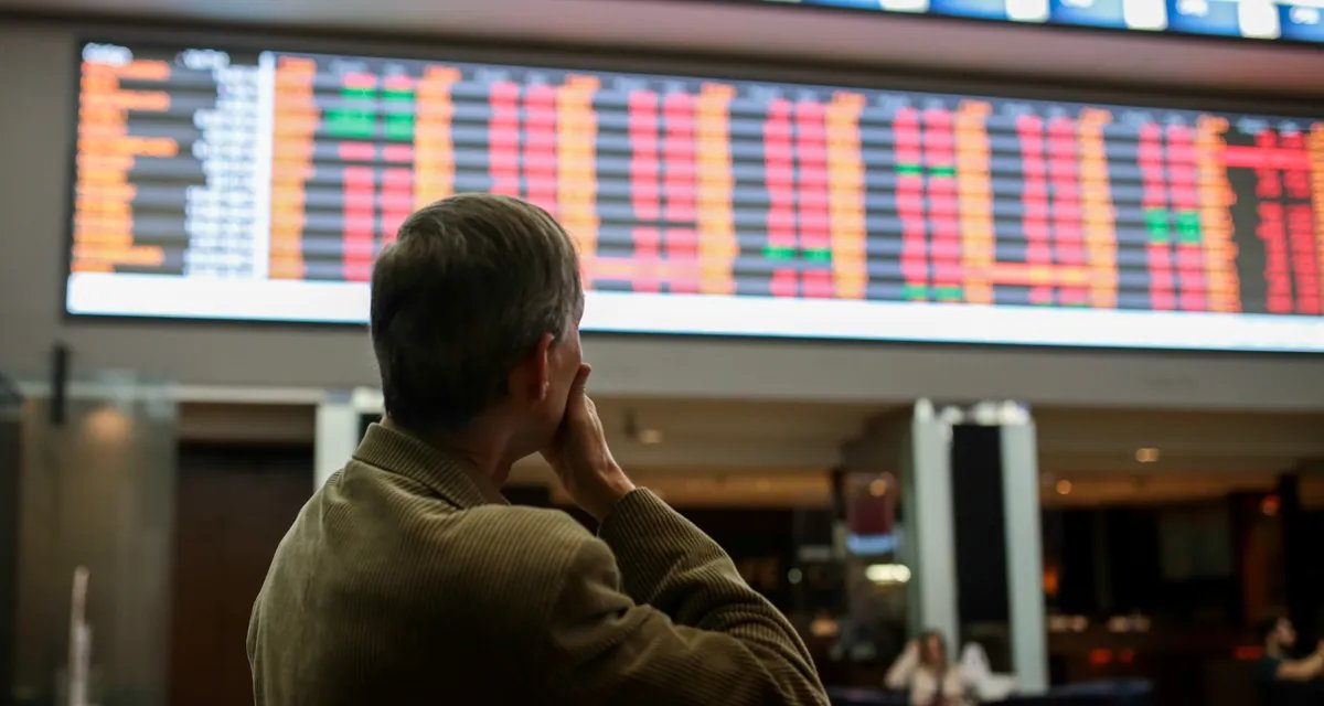 Ibovespa recua 1% em correção; Petrobras e Vale limitam queda - Imagem do artigo