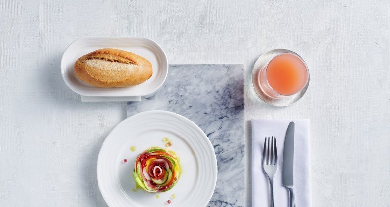 Emirates amplia menu vegano a bordo e lança conceito 2027 - Imagem do artigo original