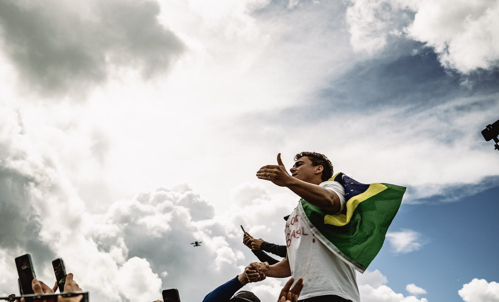 Nikolas Ferreira usa colete à prova de balas na caminhada - Imagem do artigo