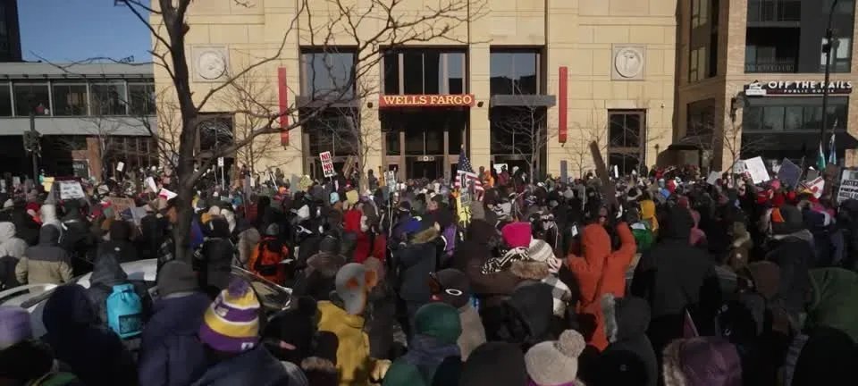 Homem morre em Minneapolis após tiros de agentes federais - Imagem do artigo
