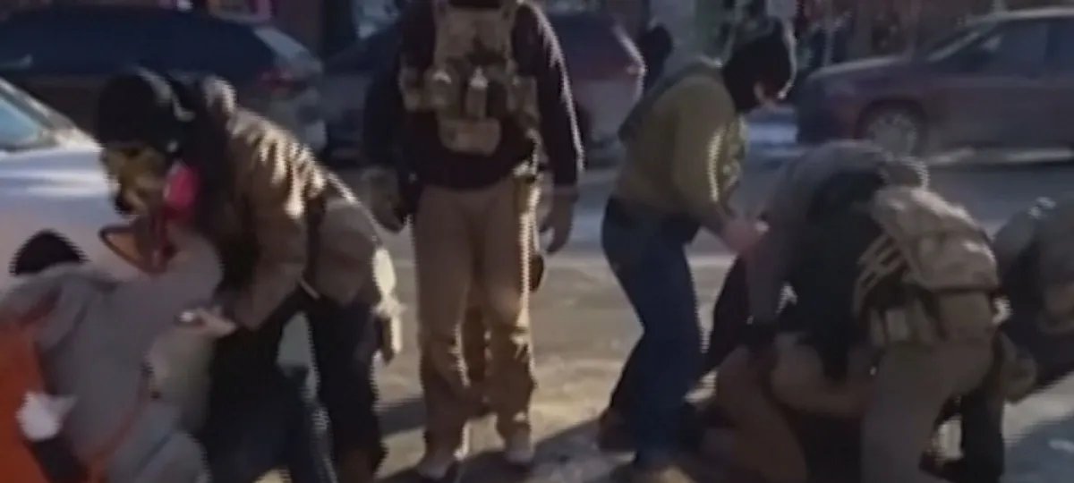 Vídeo em câmera lenta flagra agente atirando em homem em Minneapolis - Imagem do artigo