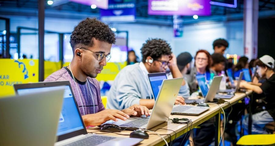 Cursos gratuitos de tecnologia: IBM SkillsBuild e CIEE - Imagem do artigo