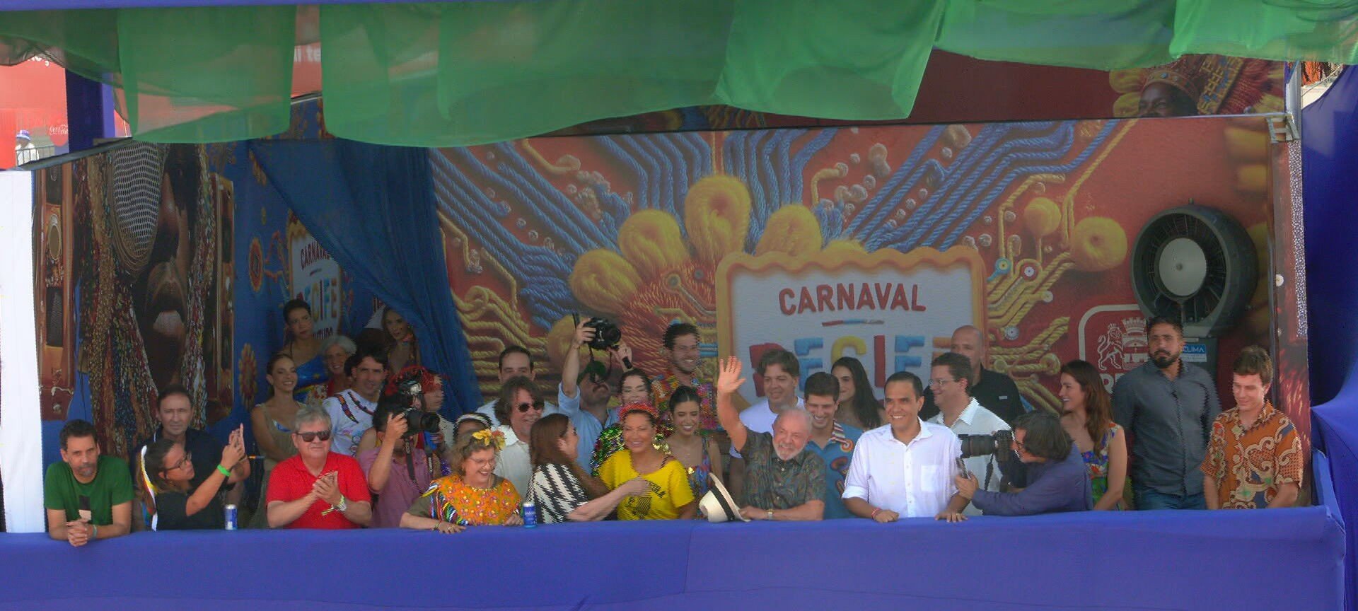 Lula no Galo da Madrugada: presidente assiste ao desfile - Imagem do artigo