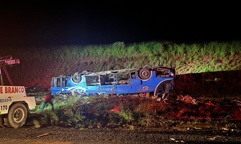 Ônibus capota na BR-153 e mata seis no interior de SP - Imagem do artigo
