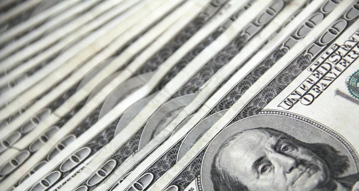 Gestores de fundos pessimistas com dólar em 10 anos - Imagem do artigo