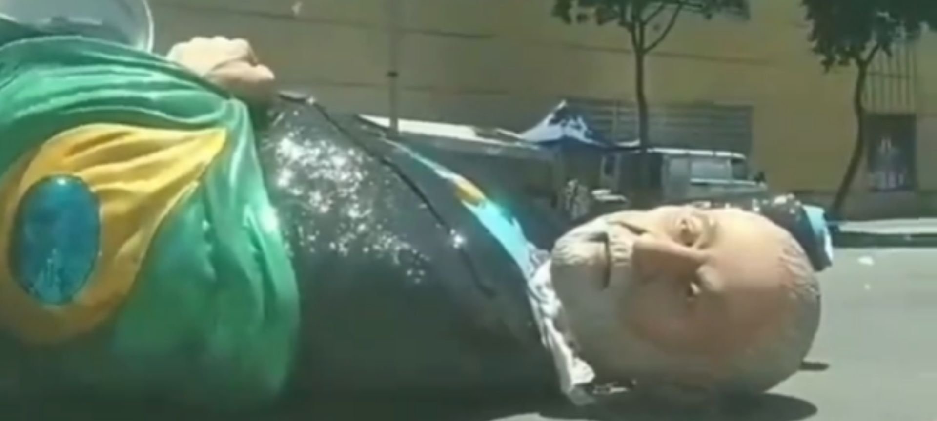 Boneco de Lula danificado após desfile na Sapucaí 2026 - Imagem do artigo