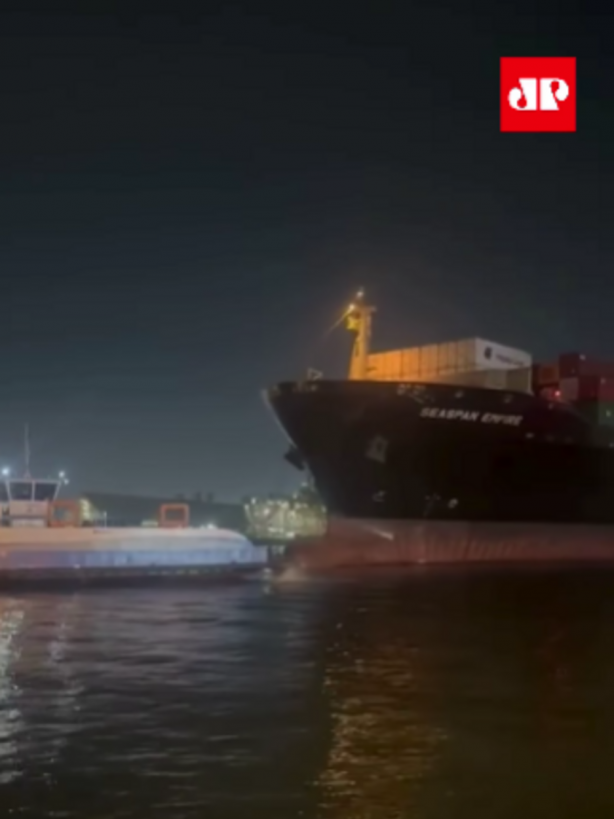 Navio atinge balsas no Porto de Santos; tripulantes ilesos - Imagem do artigo