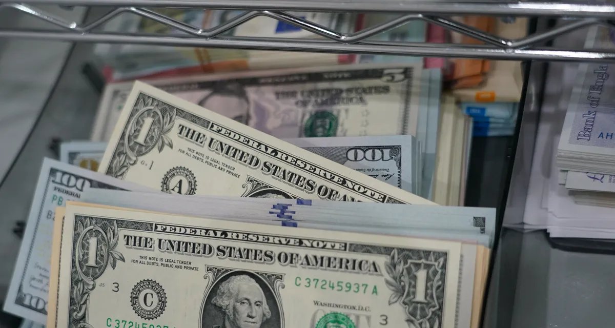 Dólar à vista recua e real lidera moedas hoje - Imagem do artigo