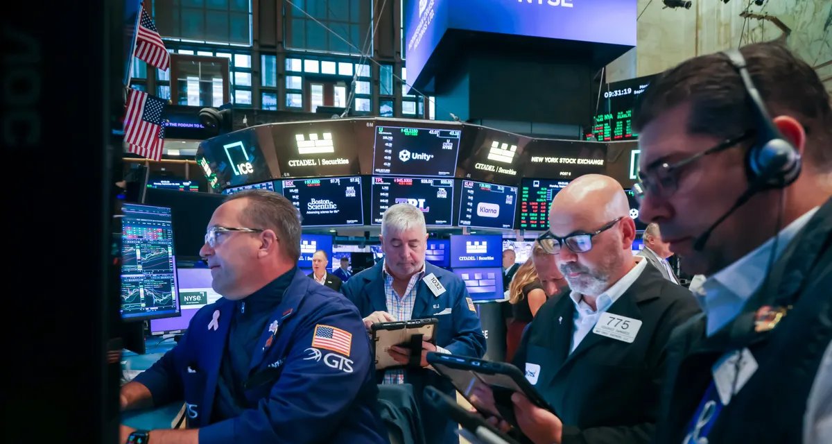 Bolsas de Nova York caem com PIB fraco e inflação alta - Imagem do artigo